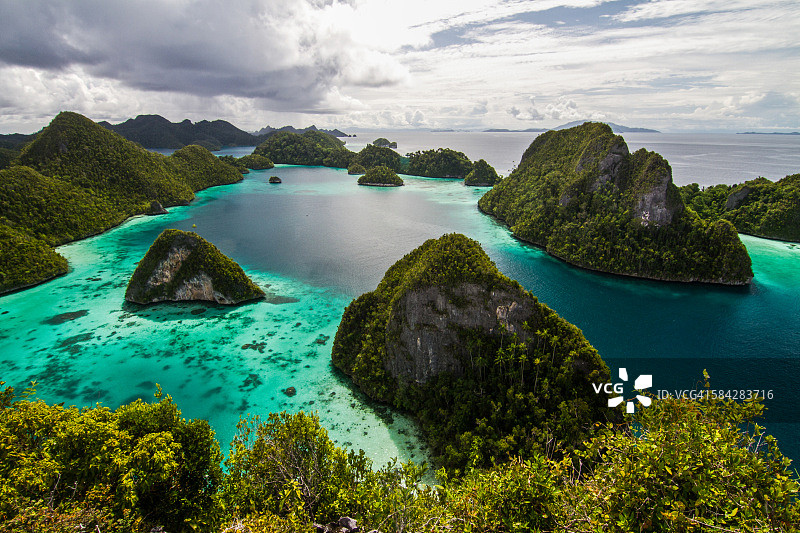 拉贾安帕群岛瓦亚格岛的标志性景观，印度尼西亚图片素材