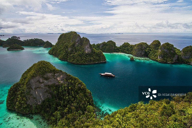 在印尼拉贾安帕特美丽岛屿航行的豪华游艇图片素材