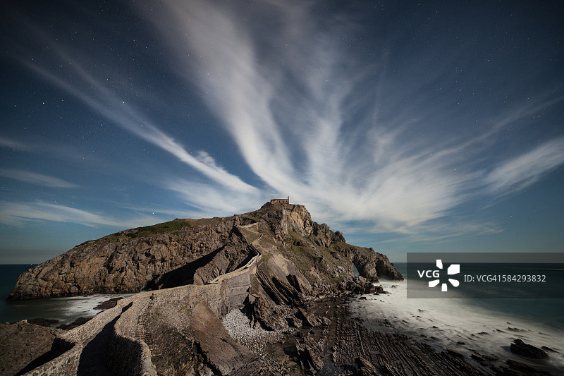 夜晚的圣胡安德加兹特鲁加切图片素材