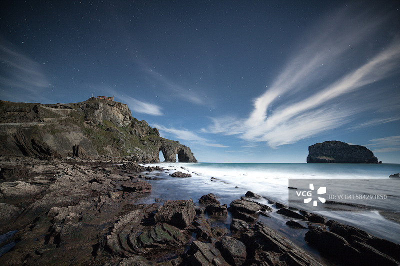 夜晚的圣胡安德加兹特鲁加切图片素材