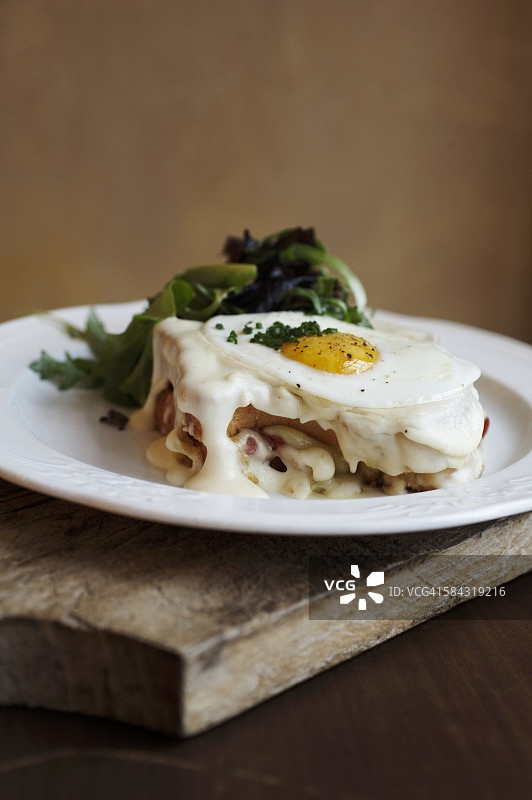 克罗克夫人三明治，配煎蛋和奶油沙司的三明治图片素材