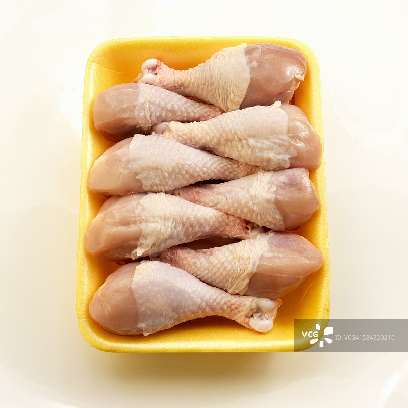 泡沫塑料托盘上的生鸡腿图片素材