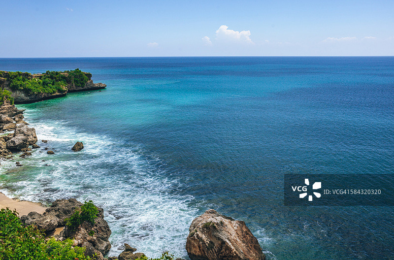 印度尼西亚巴厘岛金巴兰热带度假村的岩石海岸线和海景图片素材