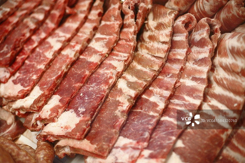 市场展示柜中的猪排图片素材