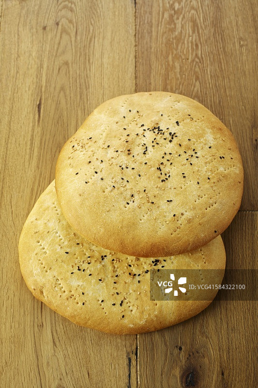 木桌上的东方无酵饼图片素材