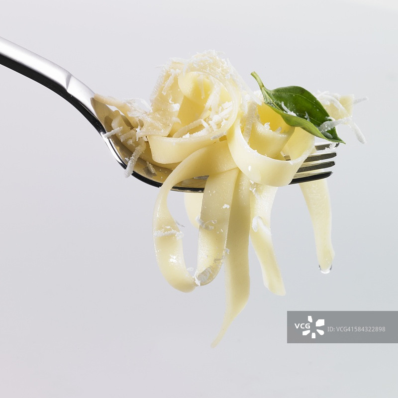 意大利面配油、罗勒和帕尔马干酪图片素材