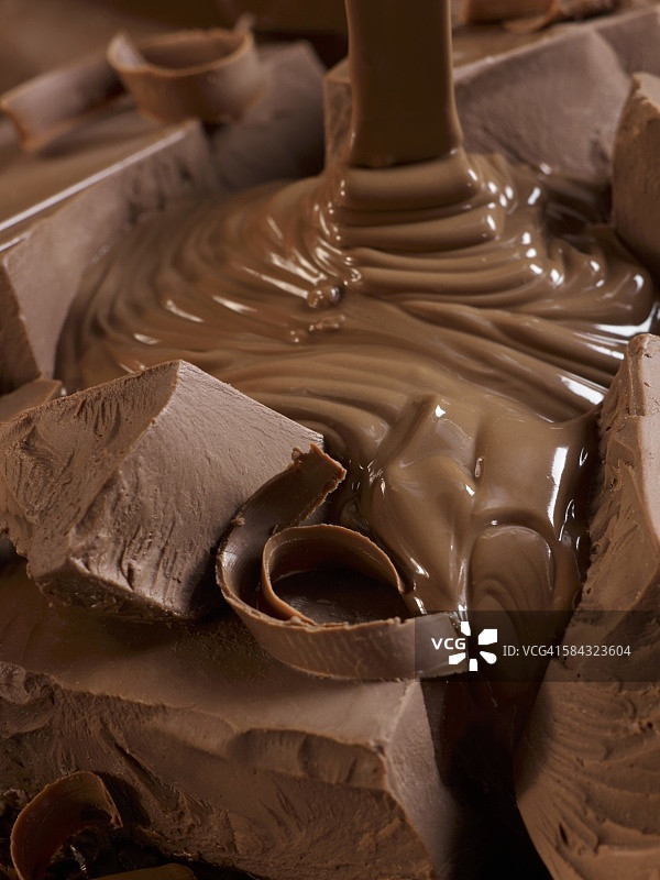 融化的巧克力倾倒在巧克力块上图片素材