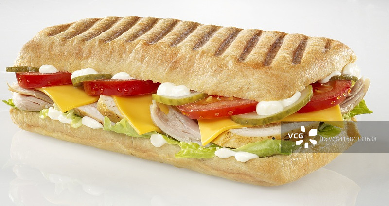 鸡肉、番茄、酸黄瓜、奶酪片和生菜帕尼尼图片素材