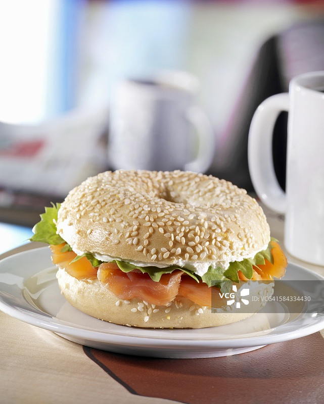 三文鱼奶油奶酪芝麻贝果图片素材