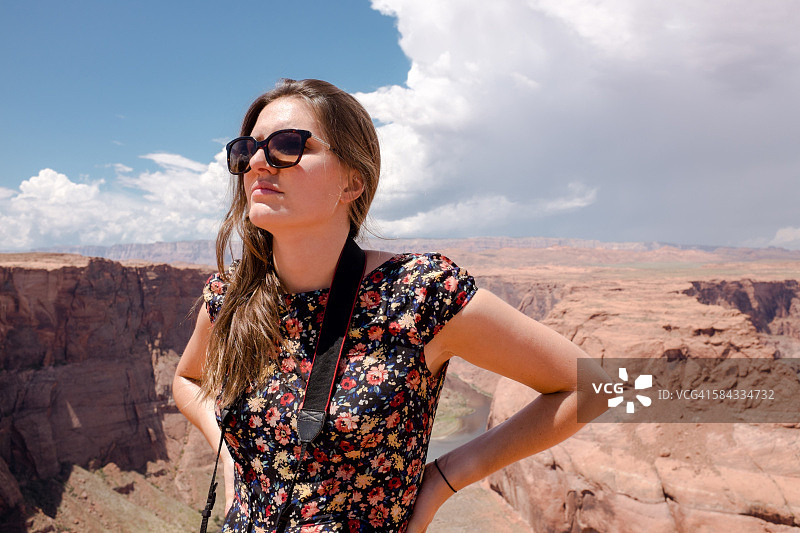 在美国亚利桑那州马蹄湾的女人图片素材