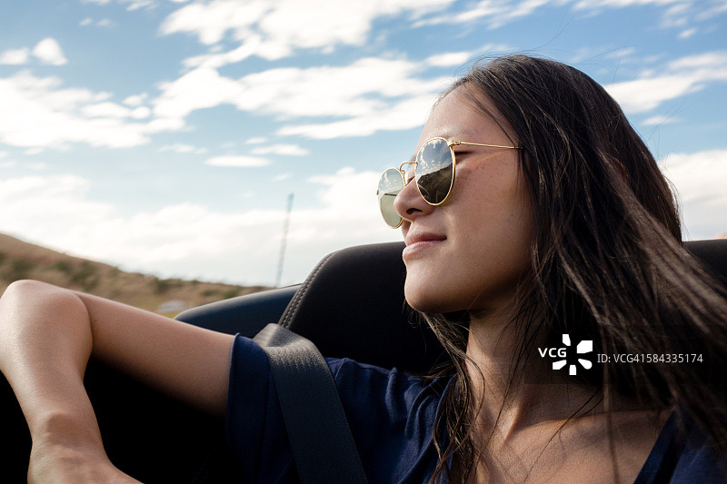 坐在后座图片素材