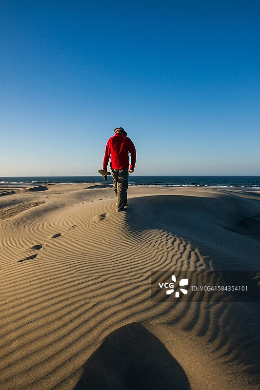 走在沙丘上的男人图片素材
