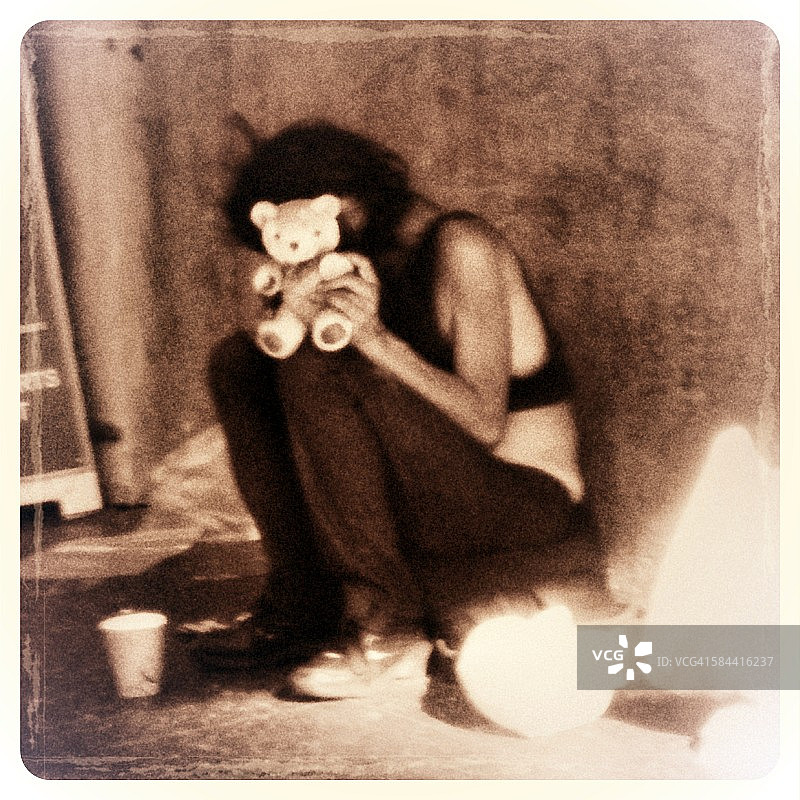 无家可归的妇女的熊图片素材