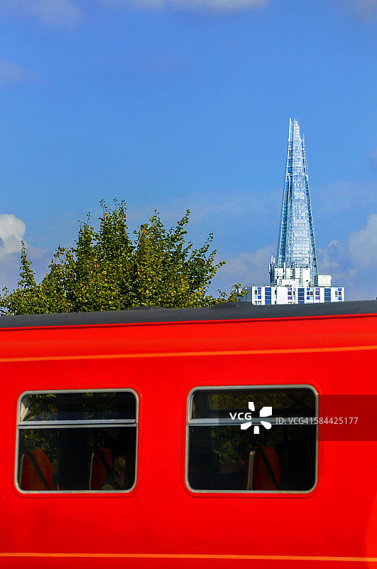 红色西南列车旁的银色碎片图片素材