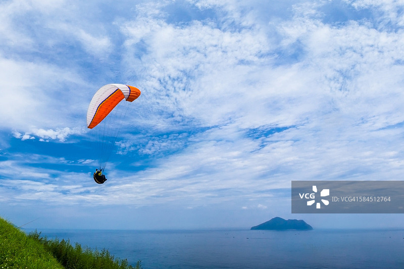 美丽云景下的滑翔伞运动图片素材