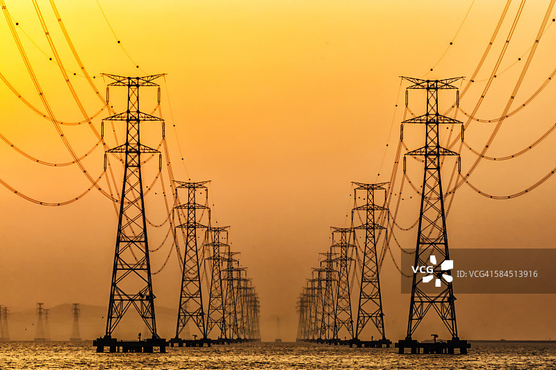 湖面上的两排电力塔图片素材