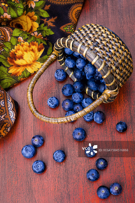 蓝莓和俄式披肩篮图片素材