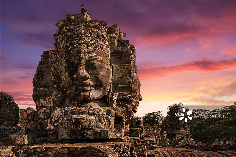 柬埔寨暹粒吴哥通王城巴戎寺石日落图片素材