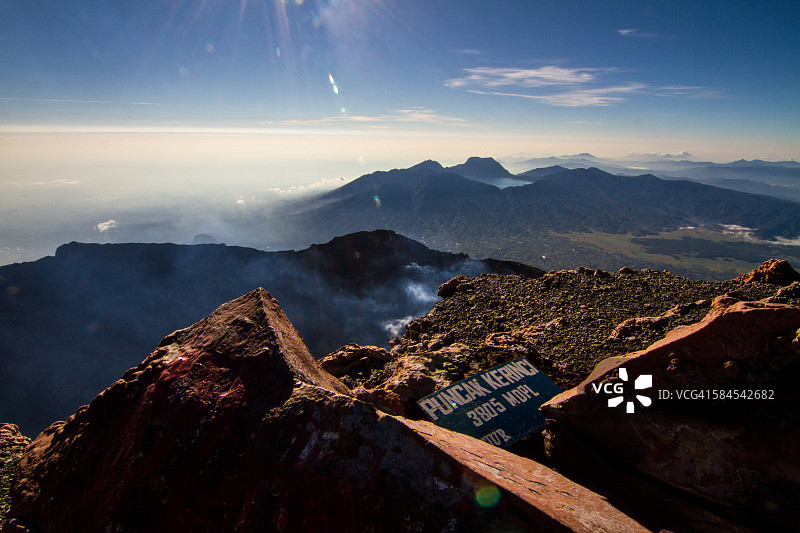 苏门答腊的克林西火山，以七星山湖和武吉巴里杉山脉为背景图片素材
