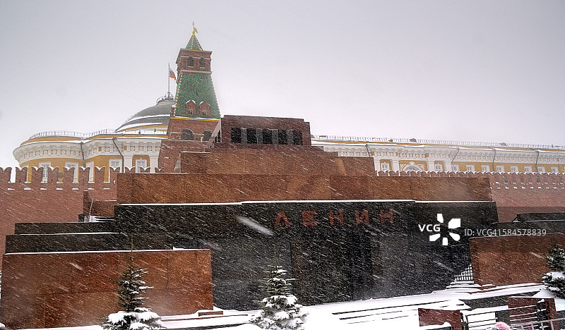 冬季暴风雪中的列宁墓和克里姆林宫图片素材