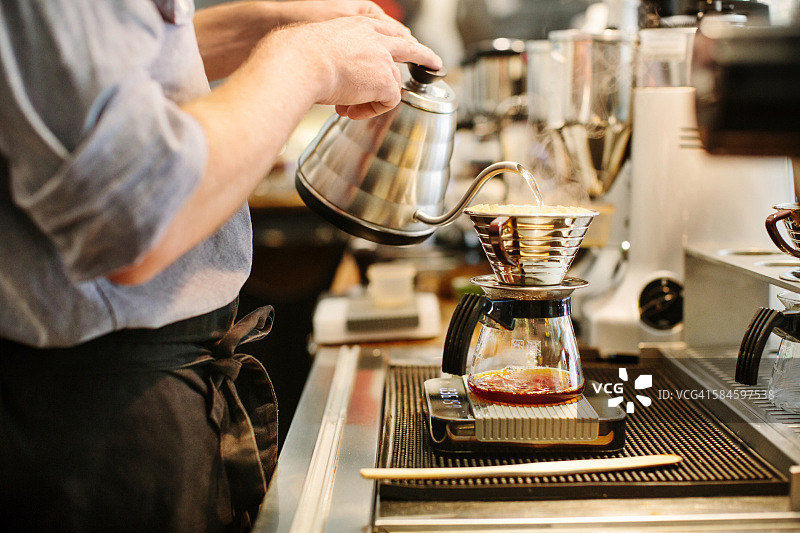 咖啡师准备滴滤咖啡图片素材