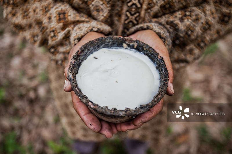 当地人拿着橡胶材料图片素材