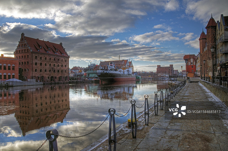 格但斯克莫特拉瓦河畔日出倒影图片素材