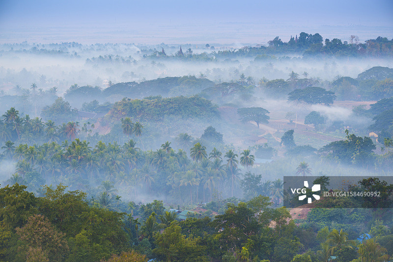 缅甸若开邦妙乌 foggy 日出时分从Shwetaung佛塔看到的妙乌山谷图片素材
