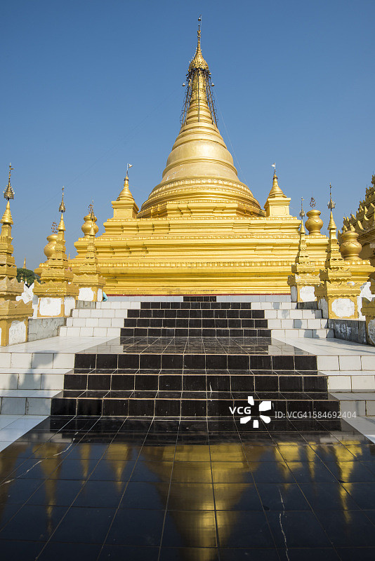 缅甸曼德勒固都陶佛塔入口阶梯图片素材