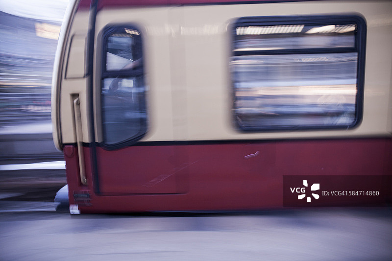 行驶中的列车图片素材