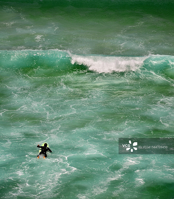 阿尔加维海岸的冲浪者图片素材