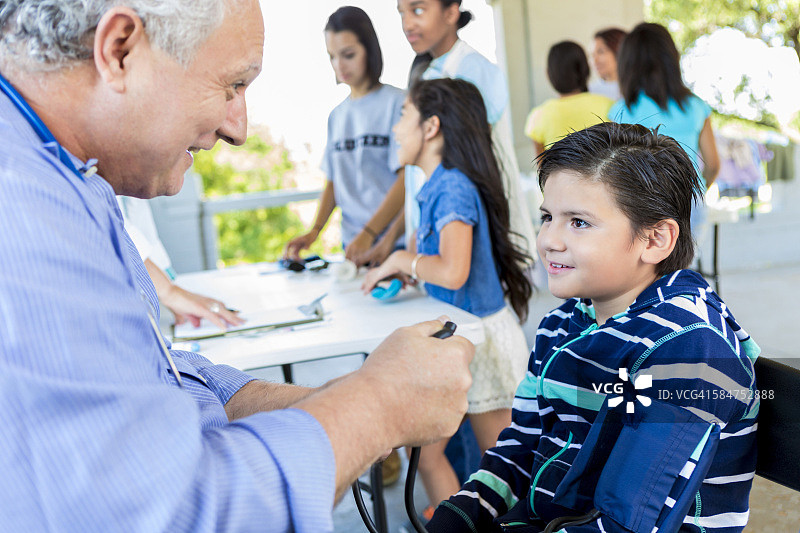 年轻的西班牙裔男孩正在接受健康检查图片素材