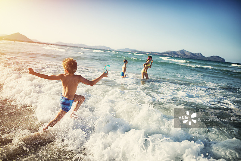 夏季假期：孩子们在海边玩耍图片素材