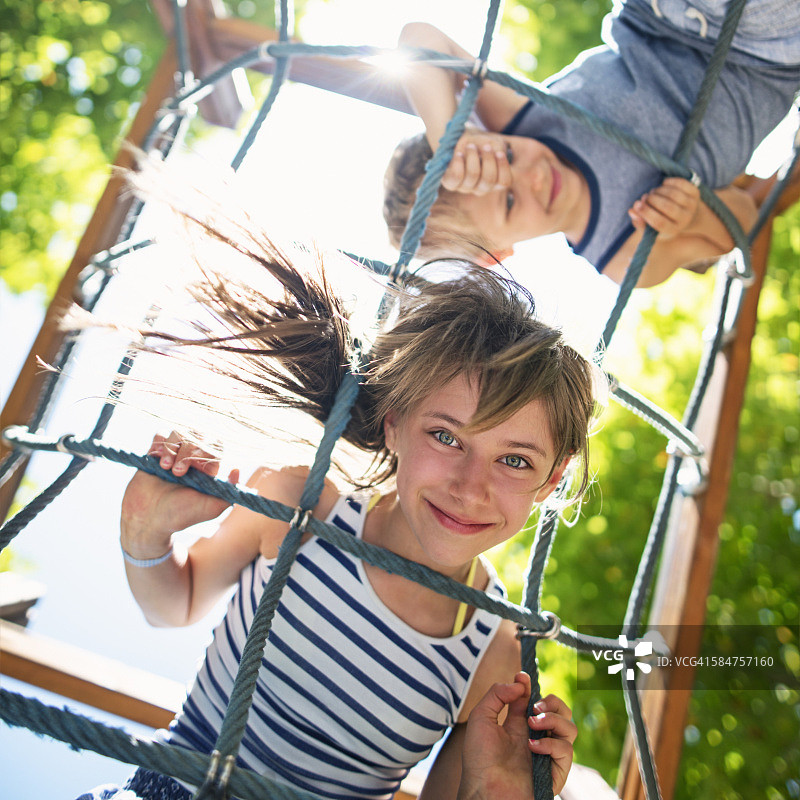 孩子们在游乐场玩耍图片素材