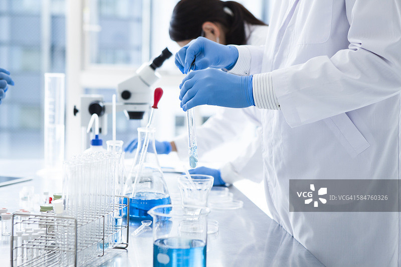 在现代生物实验室工作的年轻科学家图片素材