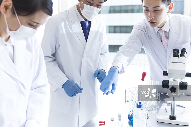 科学家们正在讨论研究图片素材