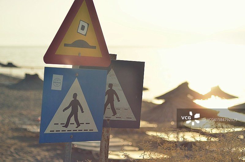 希腊科斯岛海滩上的道路标志图片素材