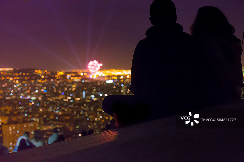 情侣在山顶观看巴塞罗那烟花图片素材