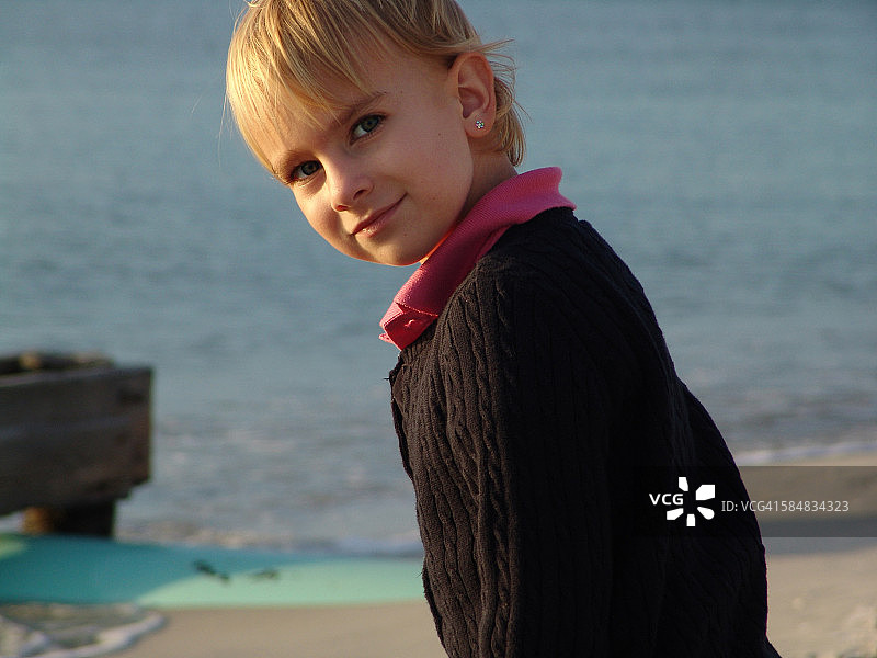 年轻女孩在海滩上看镜头图片素材