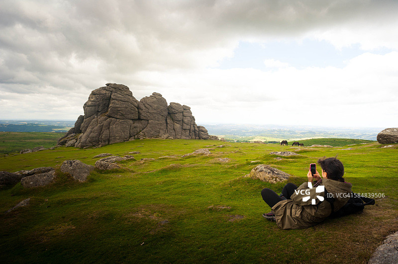 女人拍摄德文郡海托尔图片素材