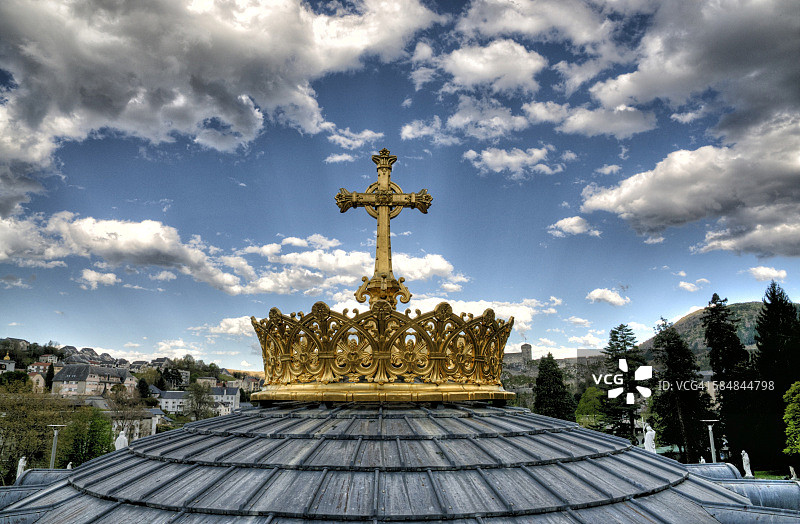 法国卢尔德玫瑰圣母圣殿圆顶上的十字架图片素材