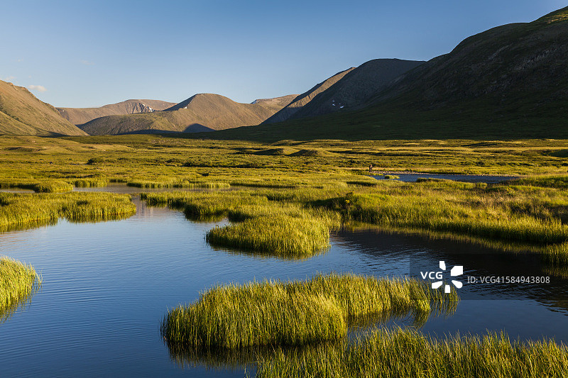 夏日山间湖泊日落图片素材