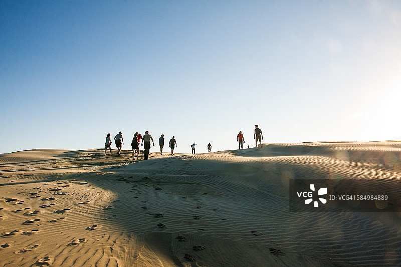 游客在沙丘上行走，黄金海湾图片素材
