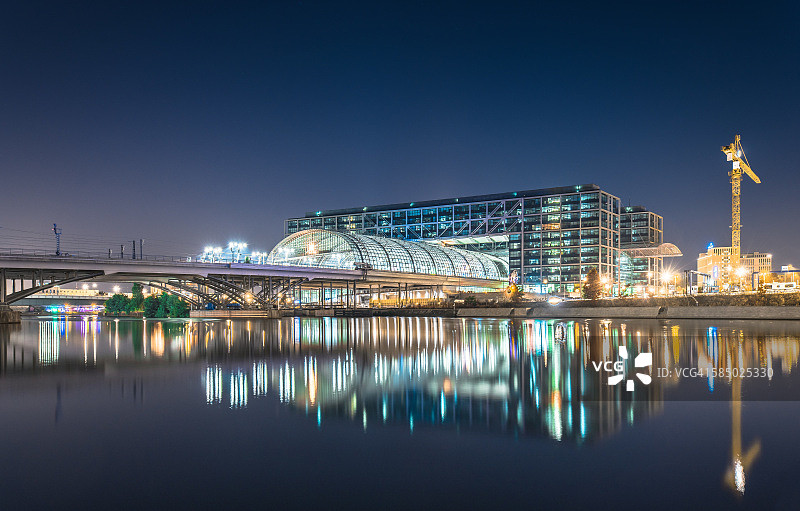 夜幕下的柏林中央火车站图片素材