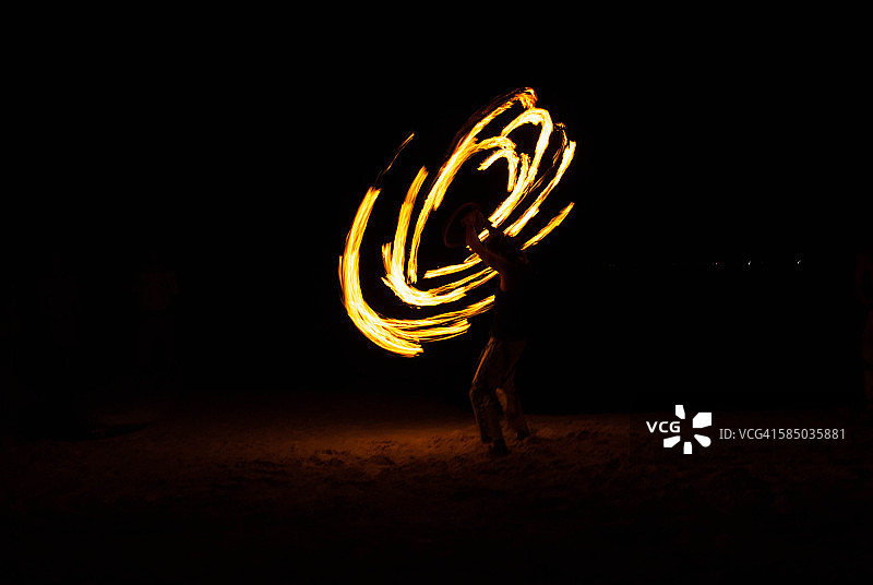 火焰舞者图片素材