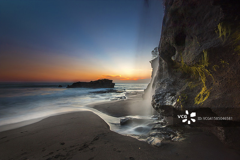 梅拉斯蒂海滩瀑布图片素材