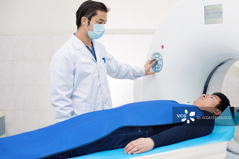 核磁共振扫描中的放射科医生与患者图片素材