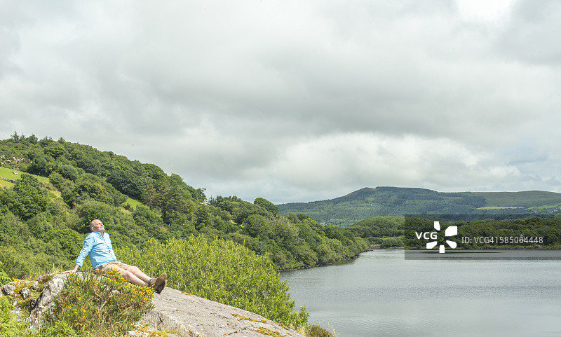 在岩石上享受阳光图片素材