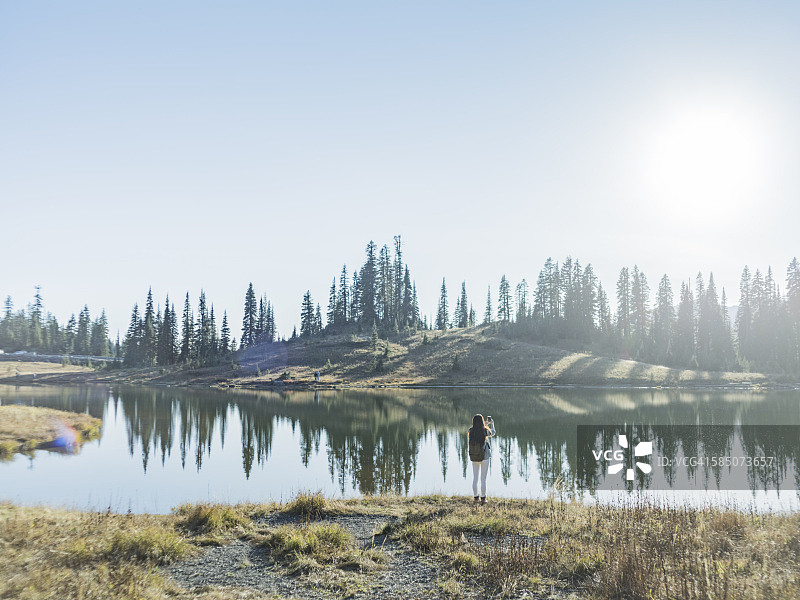 用手机拍照的女游客图片素材
