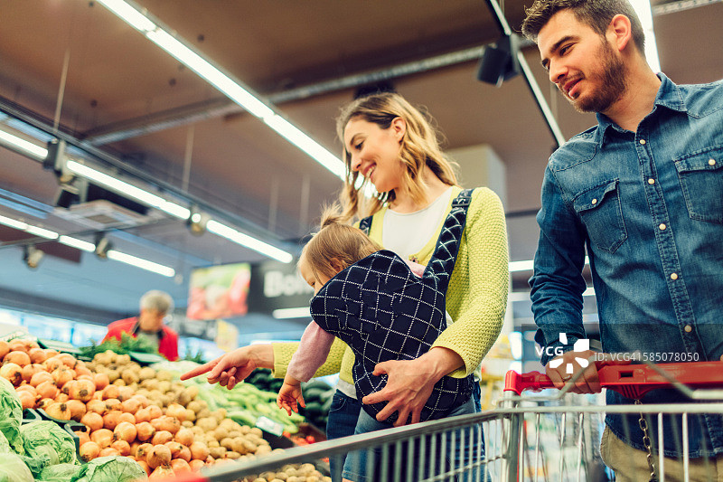 一家人在超市购物图片素材